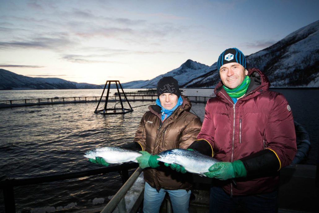 Bravo Seafood på besøk hos Sjurselv, to menn holder hver sin laks