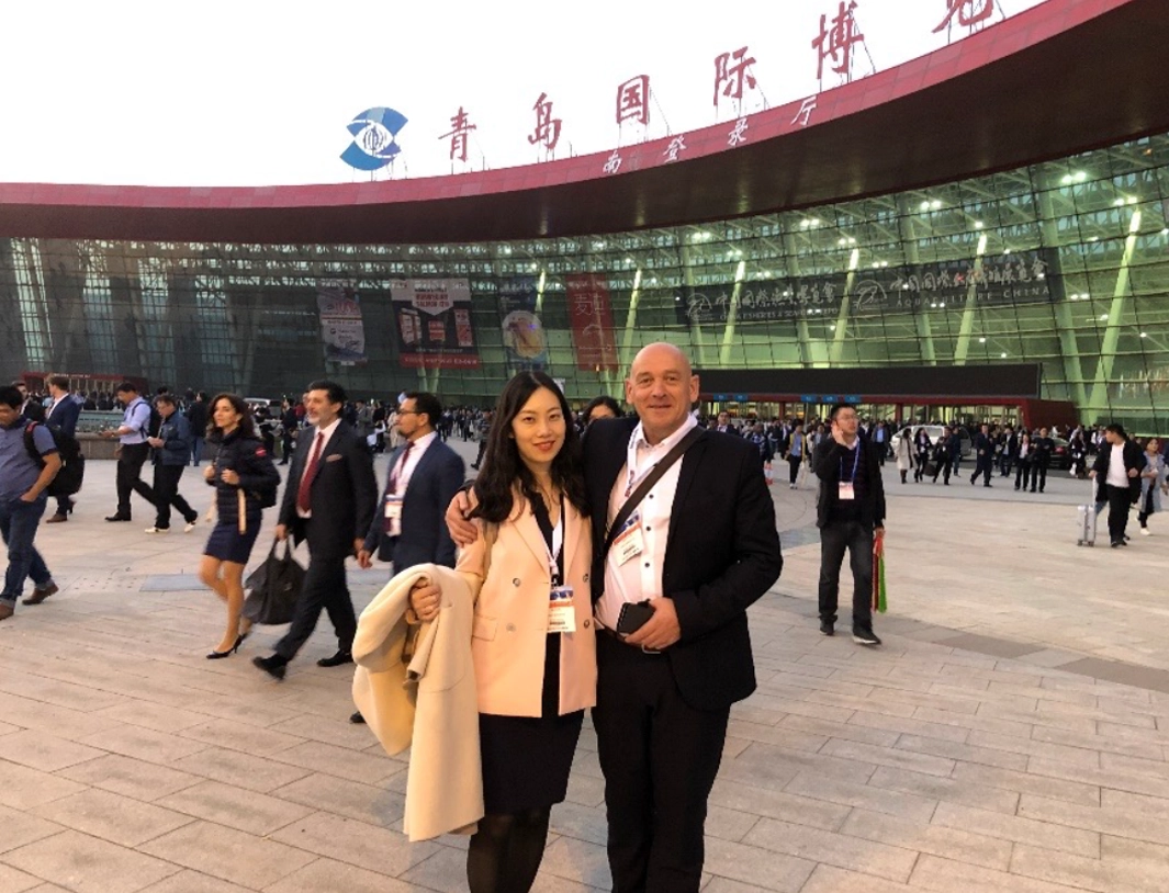 Qiao and Tore at a trade fair in China - bravoseafood.no