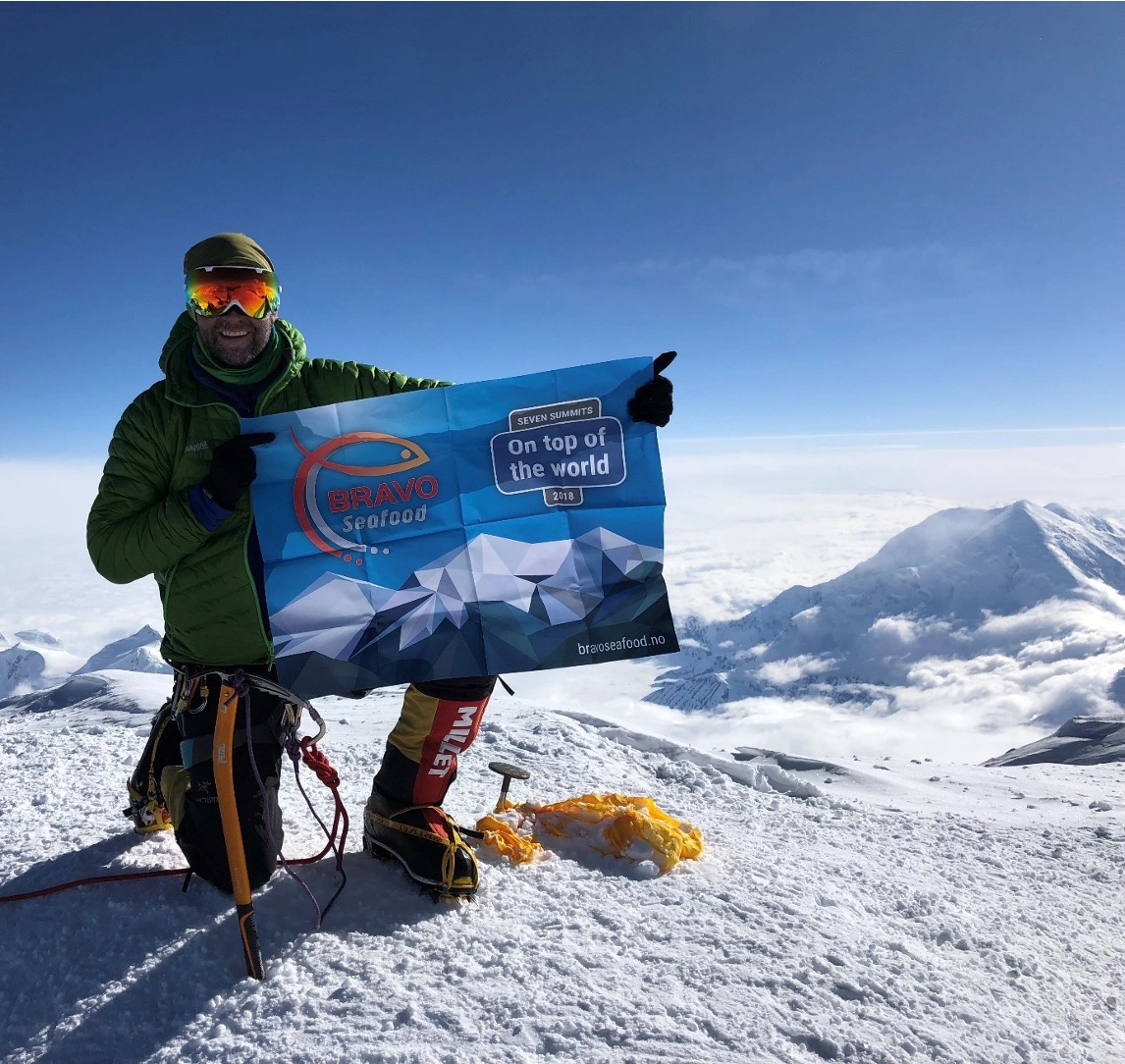 Håkon Åsvang, Bravo Seafood, 7 summits. Man på toppen av et fjell.