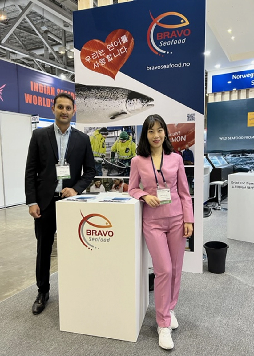 Waqas and Qiao at a trade fair in Korea - bravoseafood.no