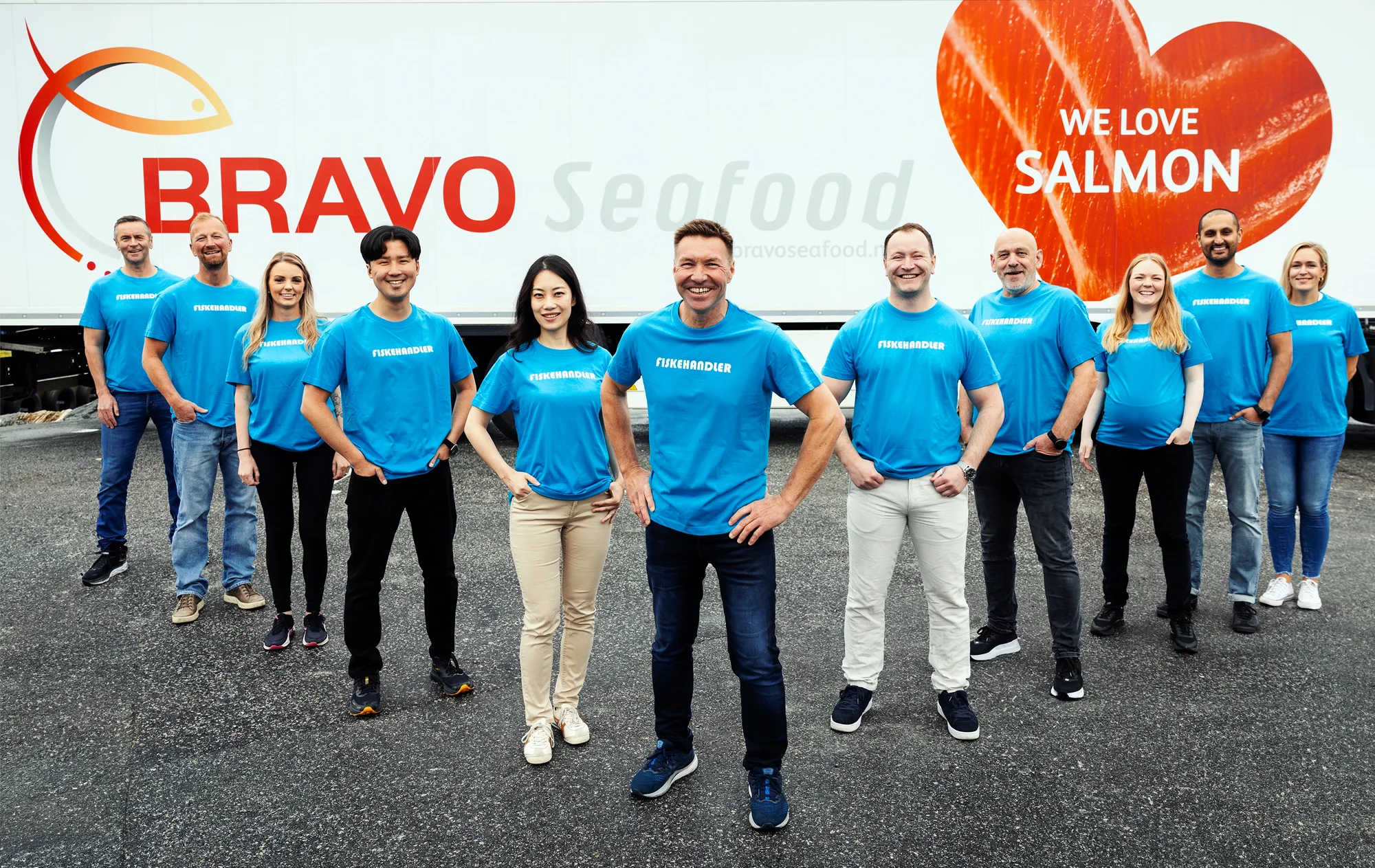 Bilde av gjengen i Bravo Seafood foran Bravo-traileren - bravoseafood.no