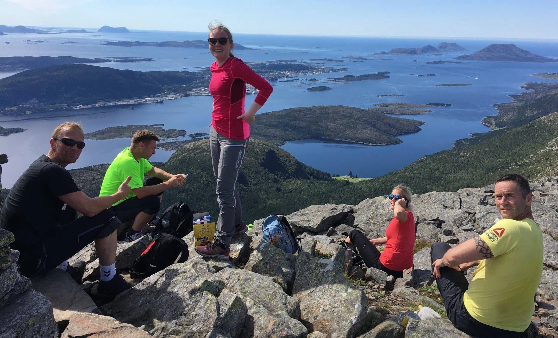 De ansatte i Bravo Seafood på fjelltopp med flott utsikt over Florø - bravoseafood.no