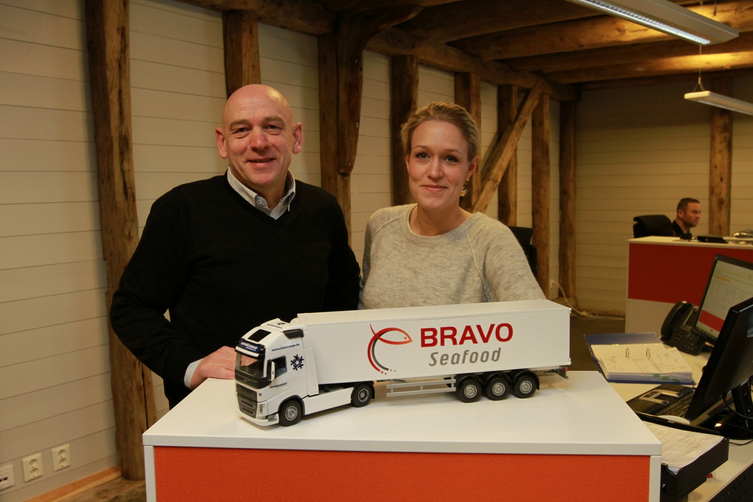 Tore og Anne på kontoret med modell av Bravo sin trailer på bordet foran seg - bravoseafood.no